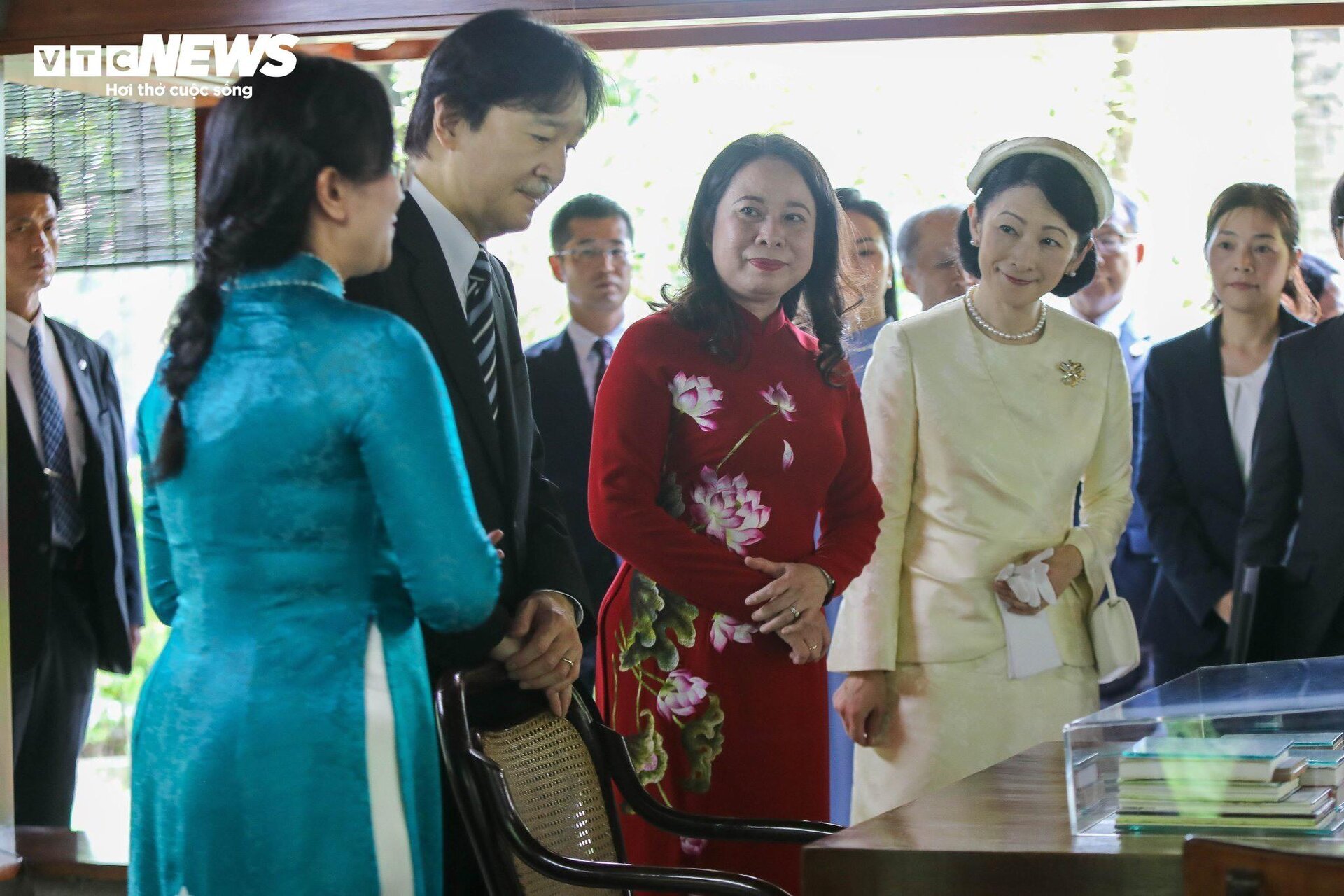 Hoàng Thái tử Nhật Bản và Công nương thăm di tích nhà sàn Bác Hồ, cho cá ăn - Ảnh 3.