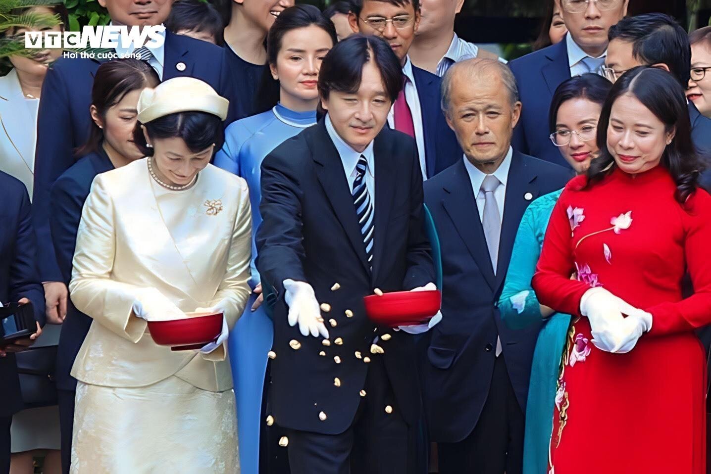 Hoàng Thái tử Nhật Bản và Công nương thăm di tích nhà sàn Bác Hồ, cho cá ăn - Ảnh 6.