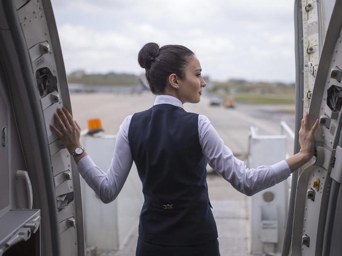 Nữ tiếp viên hàng không tiết lộ nỗi khổ tâm trong nghề ít ai biết, có thể bị làm phiền quanh năm - Ảnh 2.