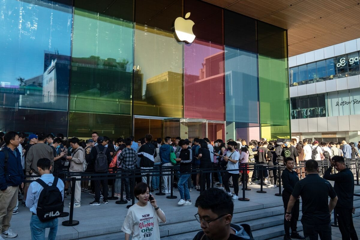 Apple vẫn chứng tỏ đẳng cấp: Hàng dài xếp hàng mua iPhone 15, đến người thất nghiệp cũng chịu chi hơn 1.000 USD - Ảnh 2.