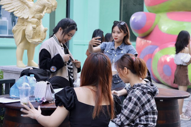 Phố đi bộ đậm chất châu Âu ở Hà Nội thu hút giới trẻ đến check-in - Ảnh 14.