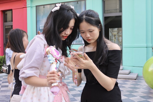 Phố đi bộ đậm chất châu Âu ở Hà Nội thu hút giới trẻ đến check-in - Ảnh 3.