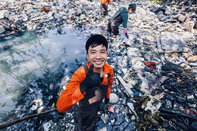 Những dòng kênh đen được thay áo mới nhờ làn sóng người trẻ &quot;biến hình&quot; dọn sạch rác - Ảnh 1.