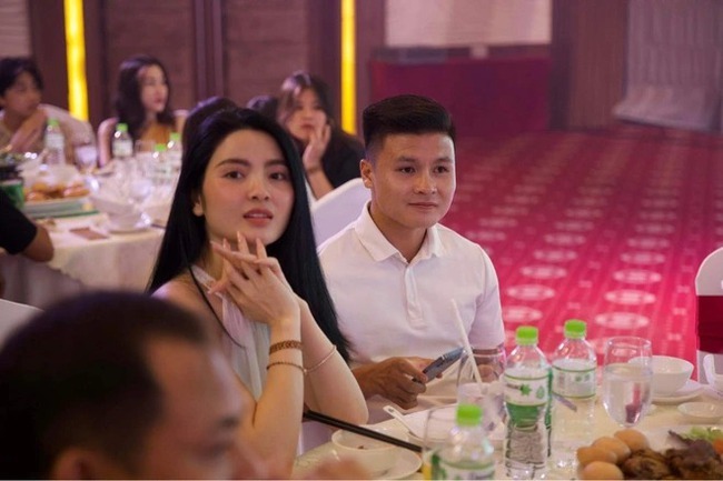 Quang Hải xuất hiện cùng Chu Thanh Huyền trong tiệc gia đình - Ảnh 2.