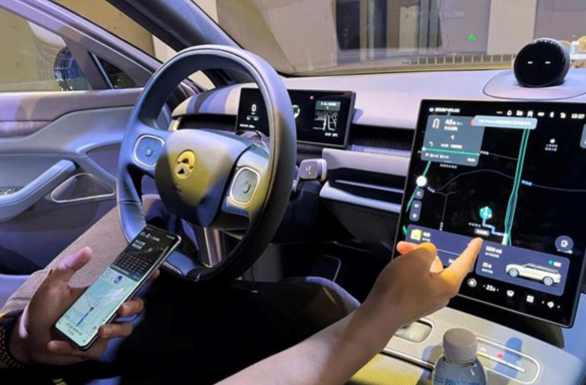 Một startup ô tô điện vừa ra mắt dòng smartphone đặc biệt: 30 tính năng hỗ trợ người lái, bán độc quyền ở Trung Quốc, giá đắt nhất hơn 1.000 USD - Ảnh 1.
