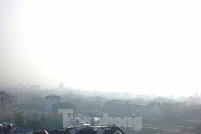 Hình ảnh sương mù bảo phủ TPHCM sáng nay - Ảnh 2.