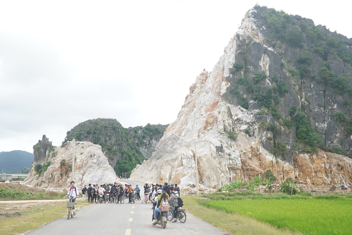 Ớn lạnh những tảng đá nằm cheo leo trên cầu vượt cao tốc Mai Sơn - QL 45 - Ảnh 12.