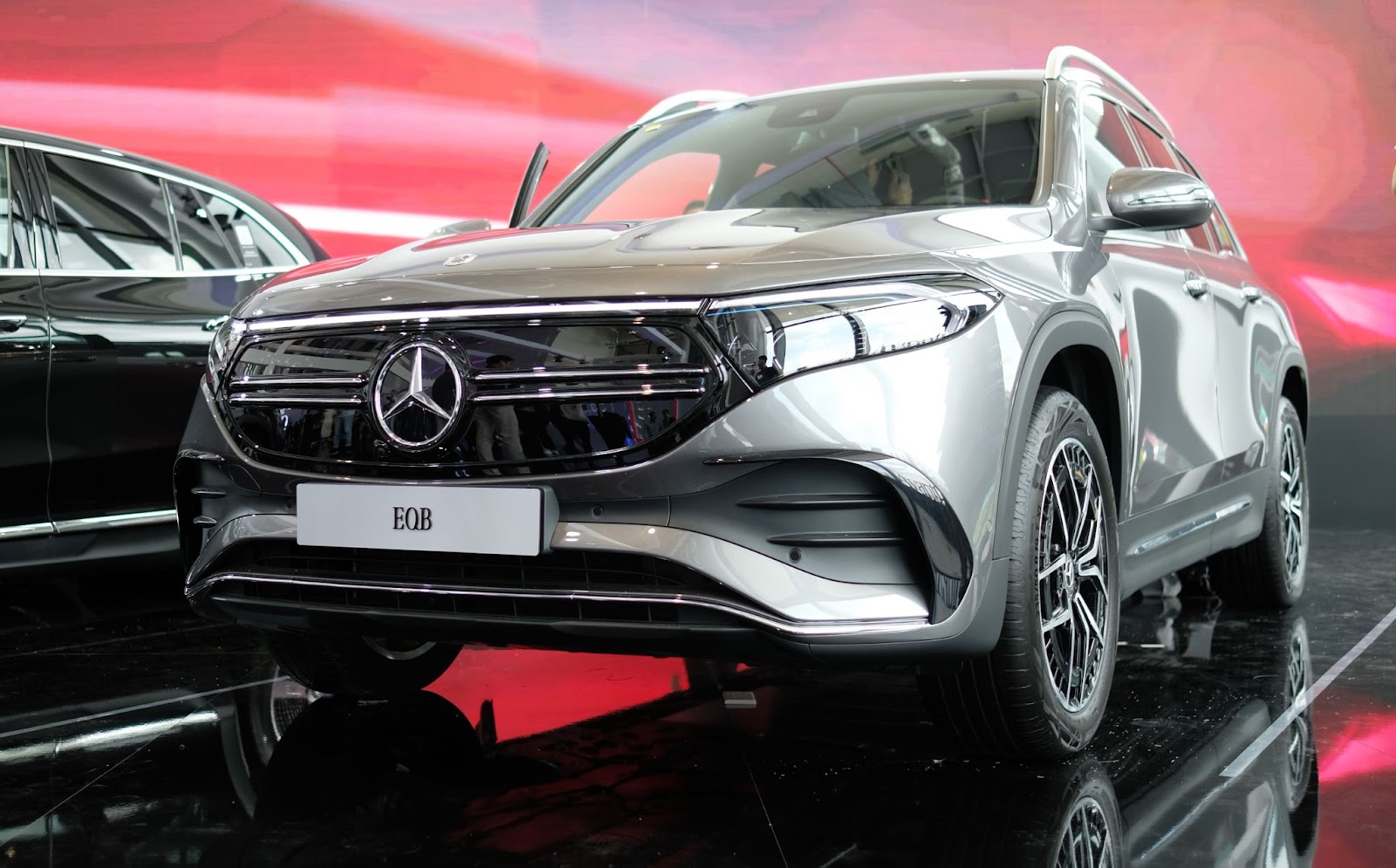 Cận cảnh 3 mẫu xe SUV thuần điện mới ra mắt của Mercedes-Benz tại Việt Nam: Bản cao nhất giá gần 5 tỷ đồng có gì hấp dẫn? - Ảnh 1.