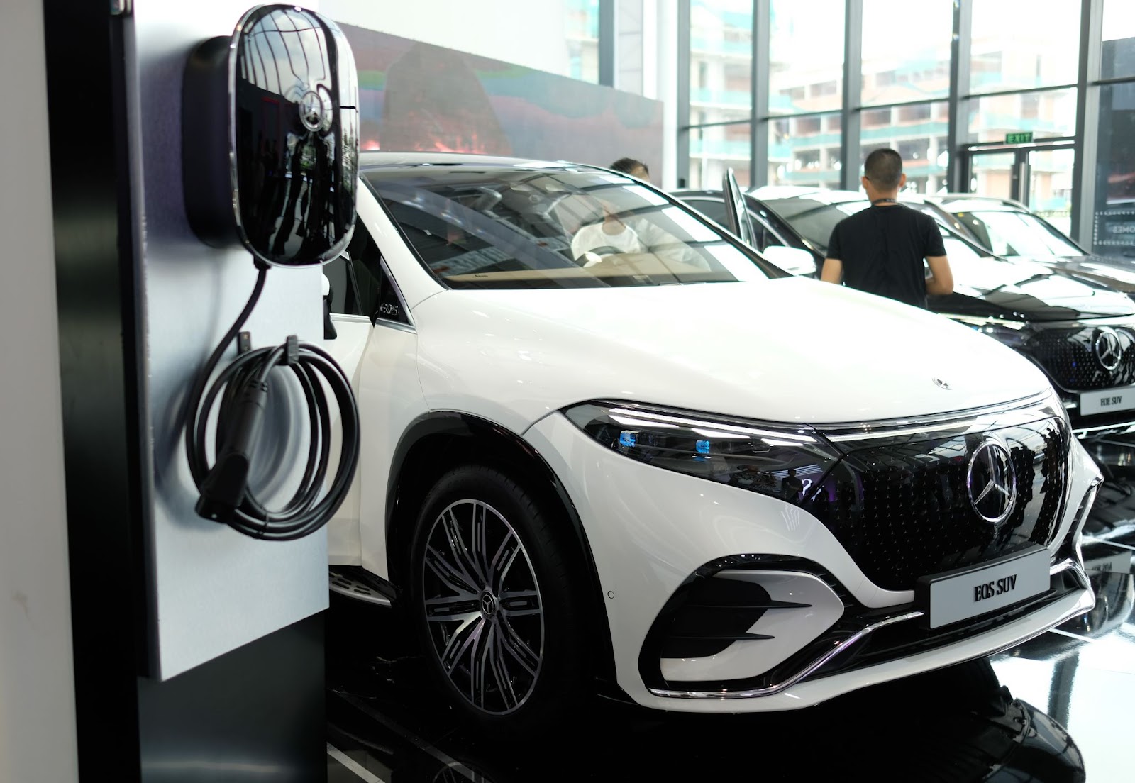 Cận cảnh 3 mẫu xe SUV thuần điện mới ra mắt của Mercedes-Benz tại Việt Nam: Bản cao nhất giá gần 5 tỷ đồng có gì hấp dẫn? - Ảnh 13.