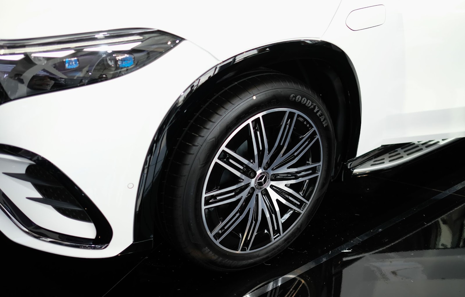 Cận cảnh 3 mẫu xe SUV thuần điện mới ra mắt của Mercedes-Benz tại Việt Nam: Bản cao nhất giá gần 5 tỷ đồng có gì hấp dẫn? - Ảnh 14.
