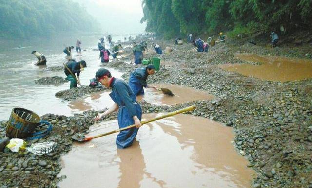 Ngôi làng kỳ lạ ở Trung Quốc: Người dân chuyên làm giàu từ nghề nhặt đá, du khách đến chơi &quot;chọn kỳ thạch&quot; để thử vận phát tài - Ảnh 3.