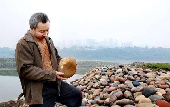 Ngôi làng kỳ lạ ở Trung Quốc: Người dân chuyên làm giàu từ nghề nhặt đá, du khách đến chơi &quot;chọn kỳ thạch&quot; để thử vận phát tài - Ảnh 2.