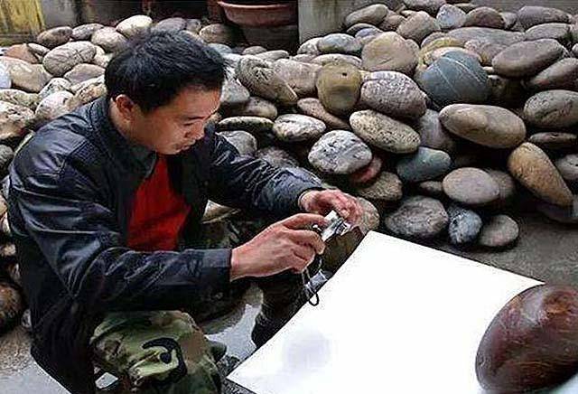 Ngôi làng kỳ lạ ở Trung Quốc: Người dân chuyên làm giàu từ nghề nhặt đá, du khách đến chơi "chọn kỳ thạch" để thử vận phát tài - Ảnh 8.