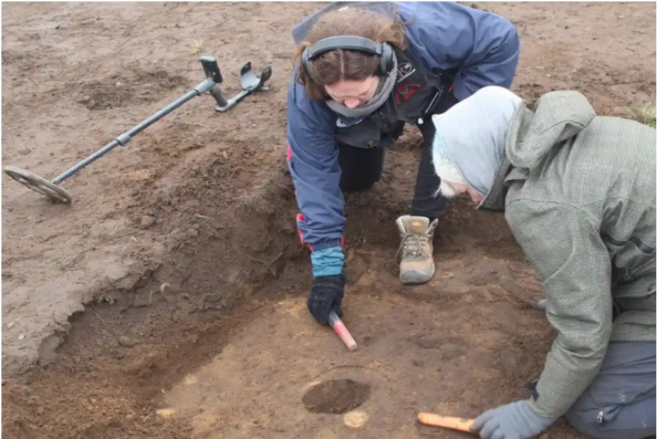 Vào lâu đài cổ tìm kim loại, cô gái phát hiện kho báu nghìn năm tuổi - Ảnh 3.