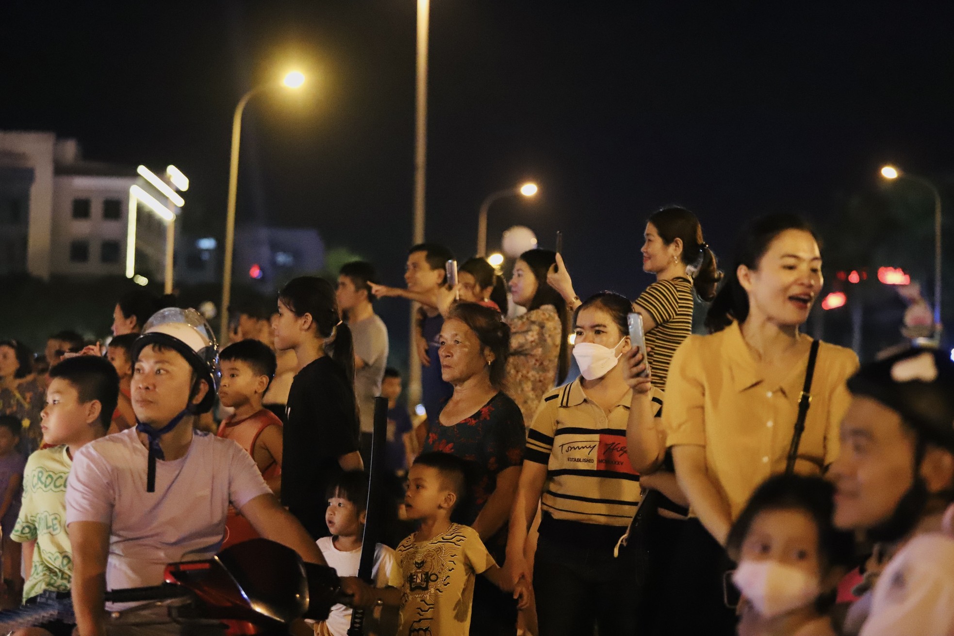 Hà Tĩnh: Hàng nghìn người xuống phố rước đèn trung thu khổng lồ - Ảnh 4.