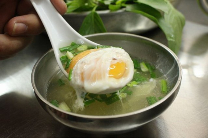 Người Việt có 1 thói quen ăn trứng gà tưởng bổ dưỡng nhưng hóa ra lại dễ rước độc và nhiễm khuẩn - Ảnh 3.