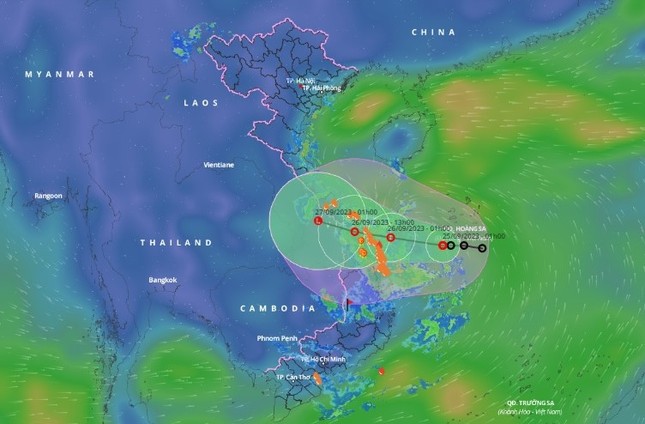 Áp thấp nhiệt đới tiến về Đà Nẵng - Quảng Ngãi, miền Trung đối diện mưa lũ - Ảnh 1.