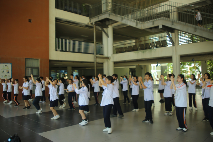 Đón học sinh mới &quot;độc&quot; như trường Ams: Gần 400 nam thanh nữ tú cùng nhảy flashmob xịn y phim Mỹ - Ảnh 3.