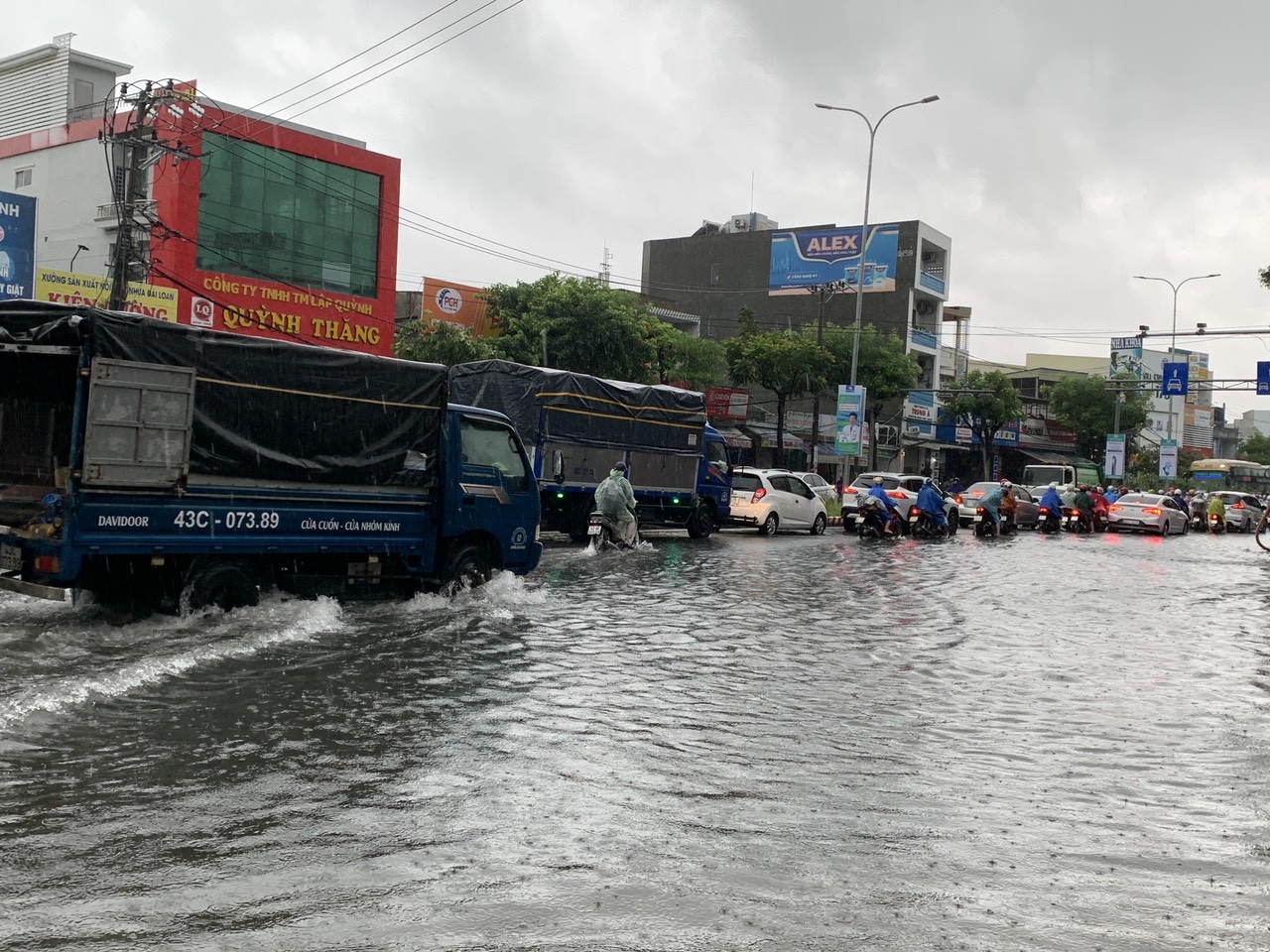 Áp thấp nhiệt đới hướng thẳng Đà Nẵng, mưa như trút nước, đường hóa thành sông - Ảnh 16.
