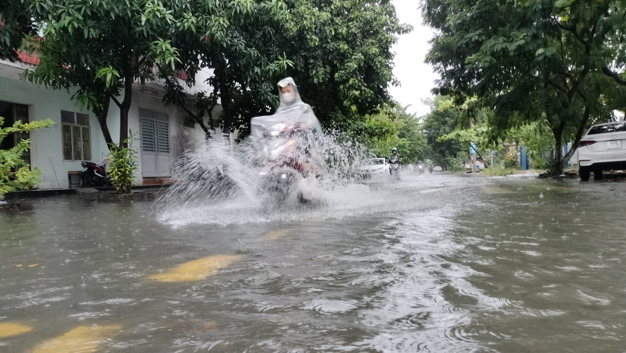 Áp thấp nhiệt đới hướng thẳng Đà Nẵng, mưa như trút nước, đường hóa thành sông - Ảnh 1.