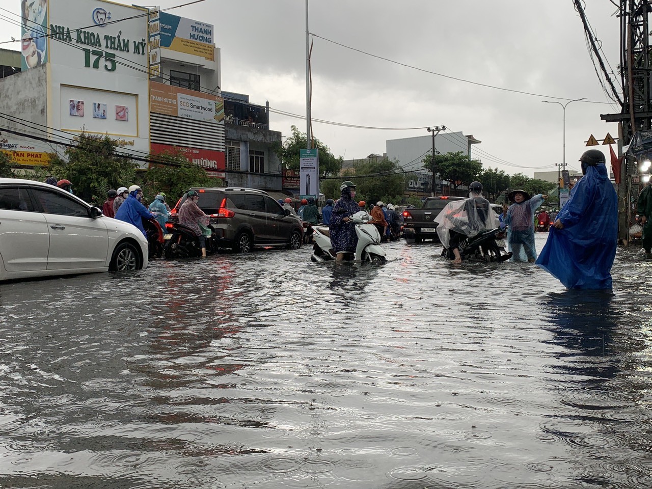 Áp thấp nhiệt đới hướng thẳng Đà Nẵng, mưa như trút nước, đường hóa thành sông - Ảnh 8.
