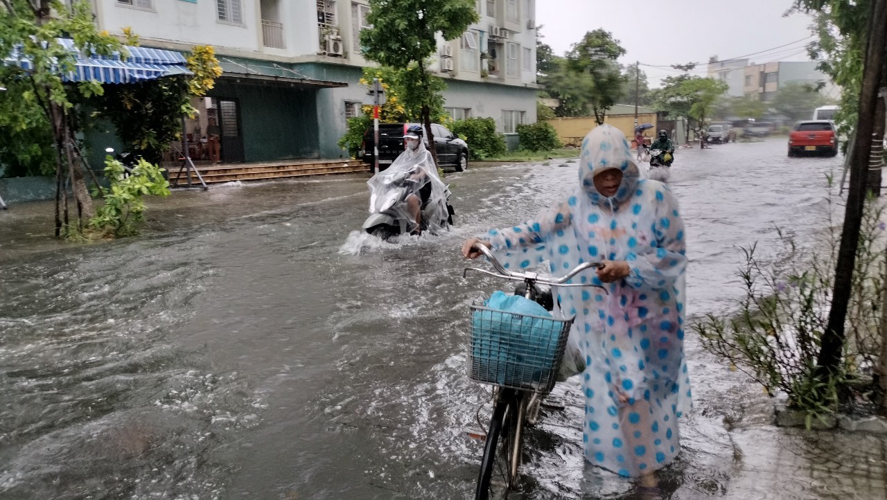 Áp thấp nhiệt đới hướng thẳng Đà Nẵng, mưa như trút nước, đường hóa thành sông - Ảnh 7.