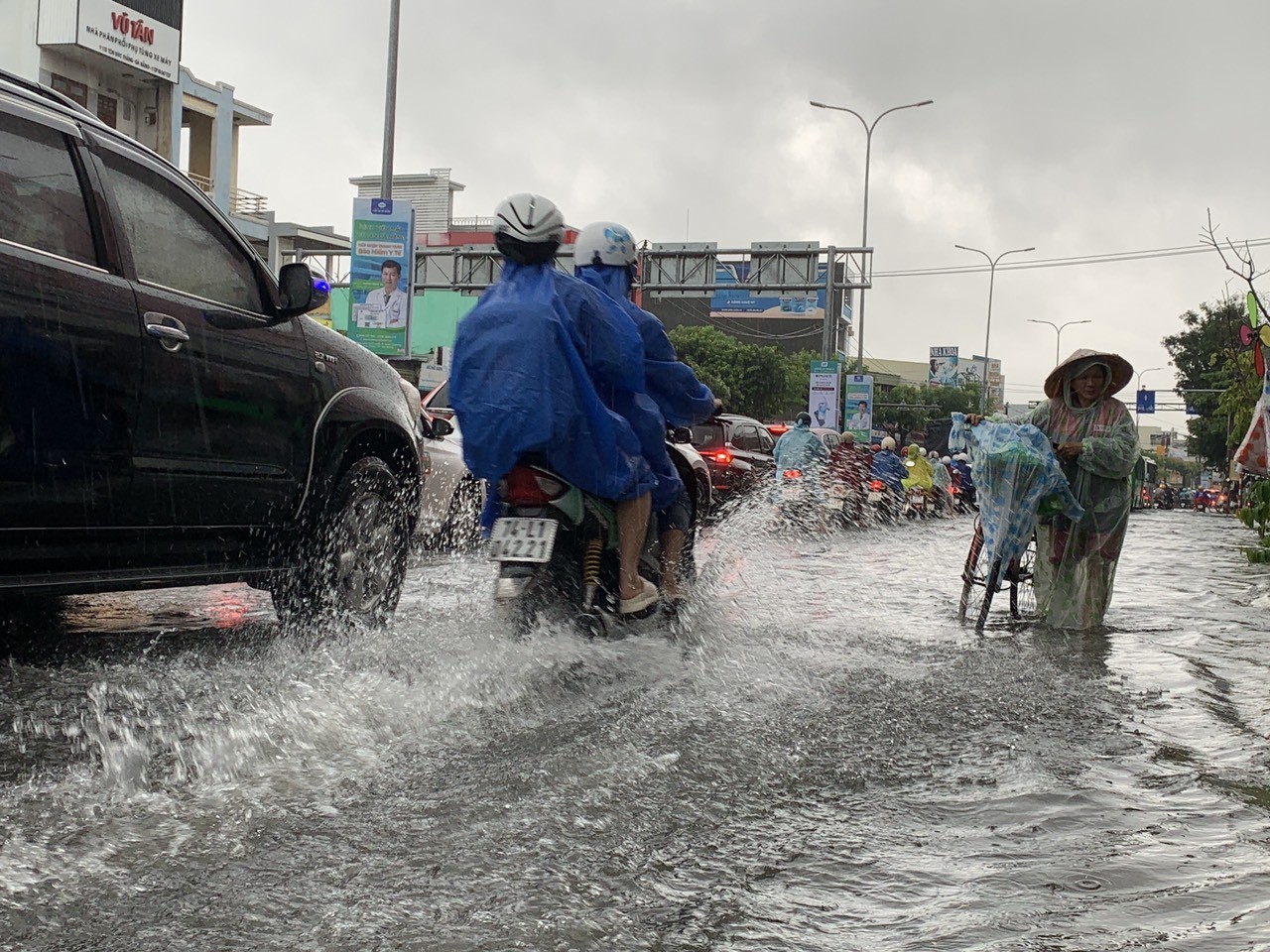Áp thấp nhiệt đới hướng thẳng Đà Nẵng, mưa như trút nước, đường hóa thành sông - Ảnh 4.