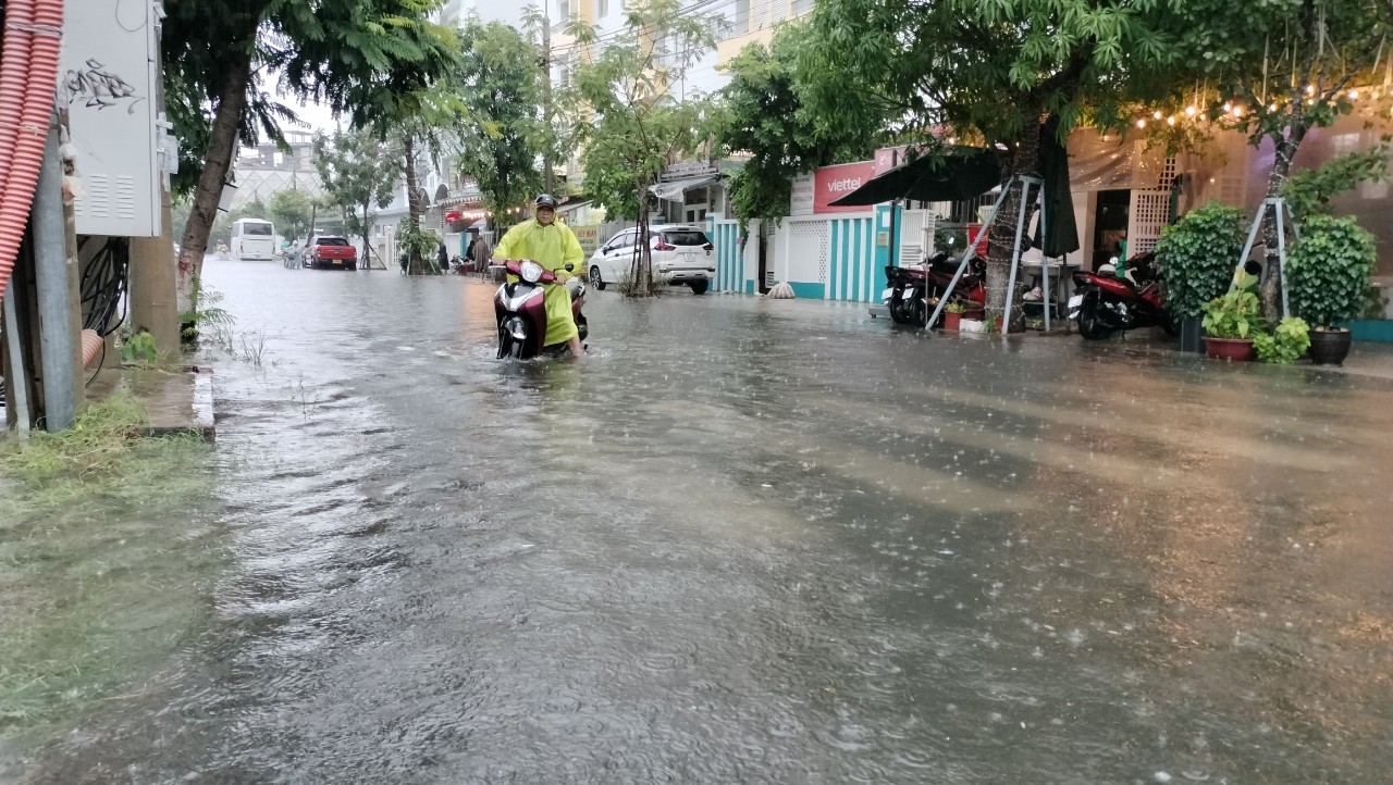 Áp thấp nhiệt đới hướng thẳng Đà Nẵng, mưa như trút nước, đường hóa thành sông - Ảnh 3.