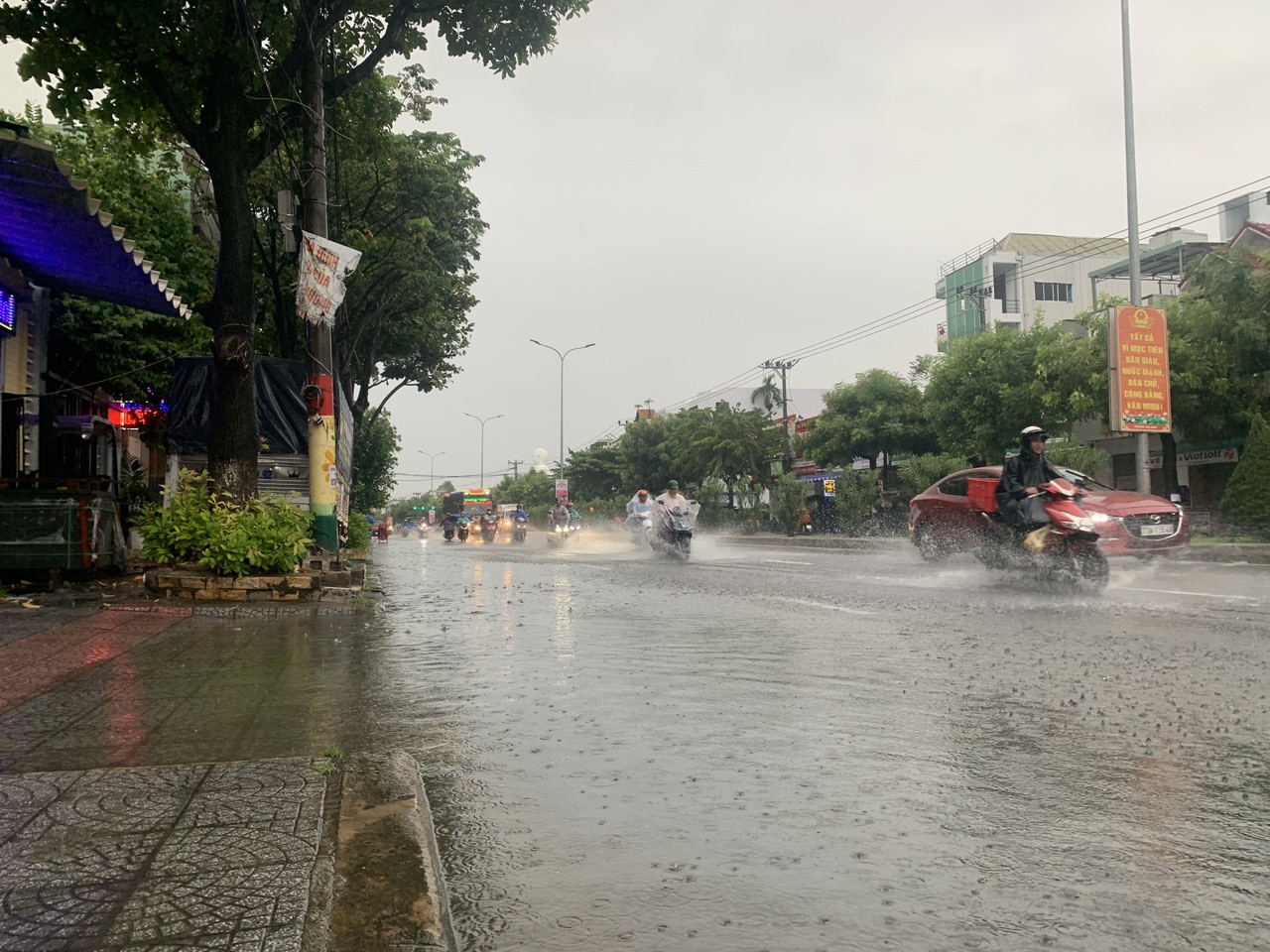 Áp thấp nhiệt đới hướng thẳng Đà Nẵng, mưa như trút nước, đường hóa thành sông - Ảnh 13.
