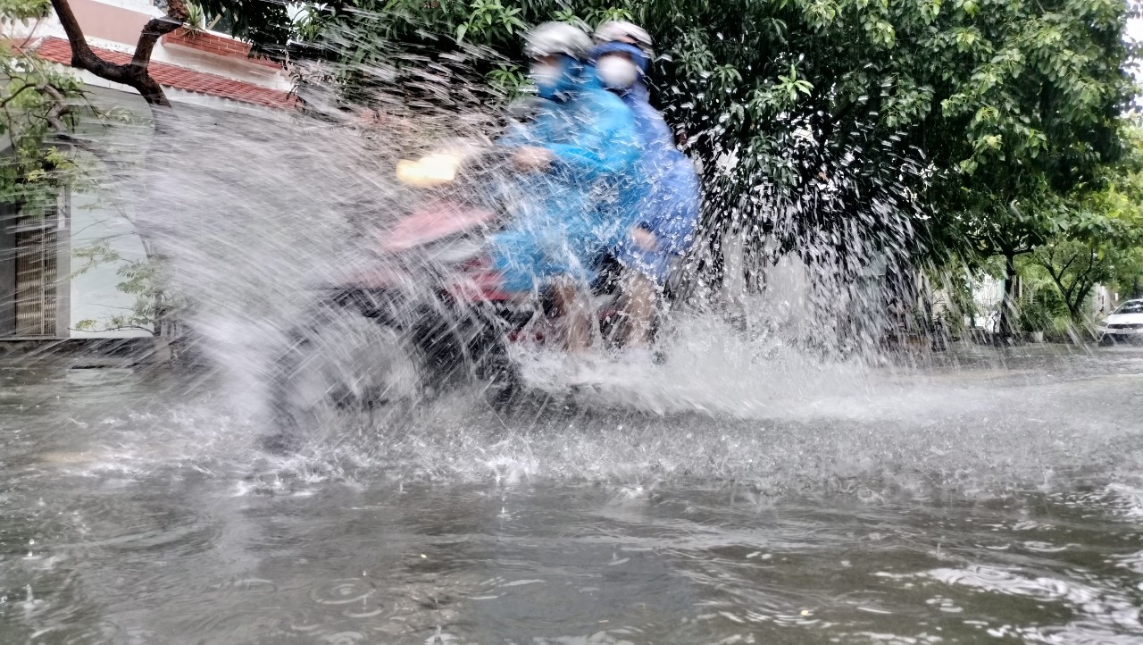Áp thấp nhiệt đới hướng thẳng Đà Nẵng, mưa như trút nước, đường hóa thành sông - Ảnh 6.