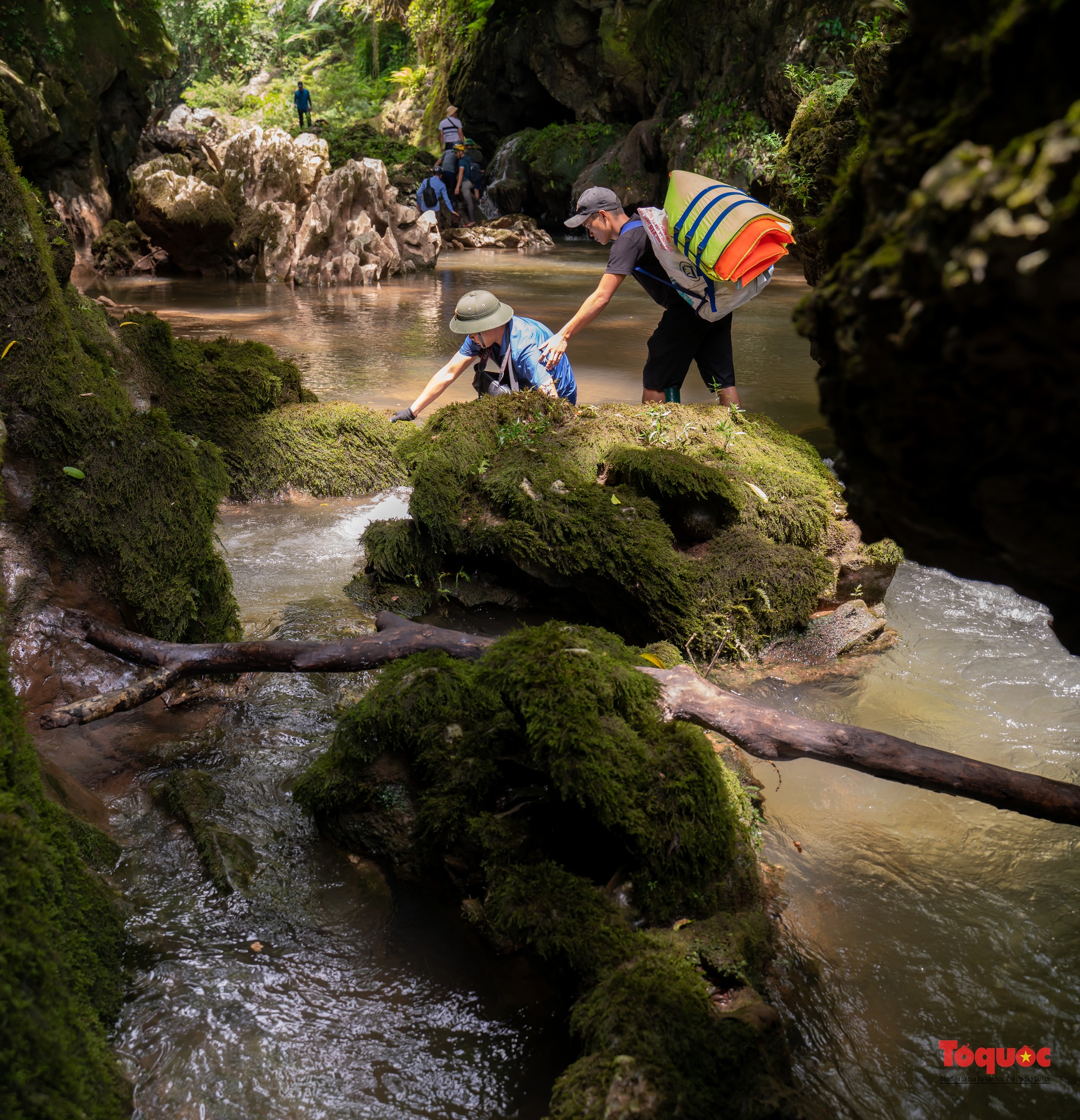 Băng rừng, lội suối khám phá hang Sơn Nữ - Ảnh 12.