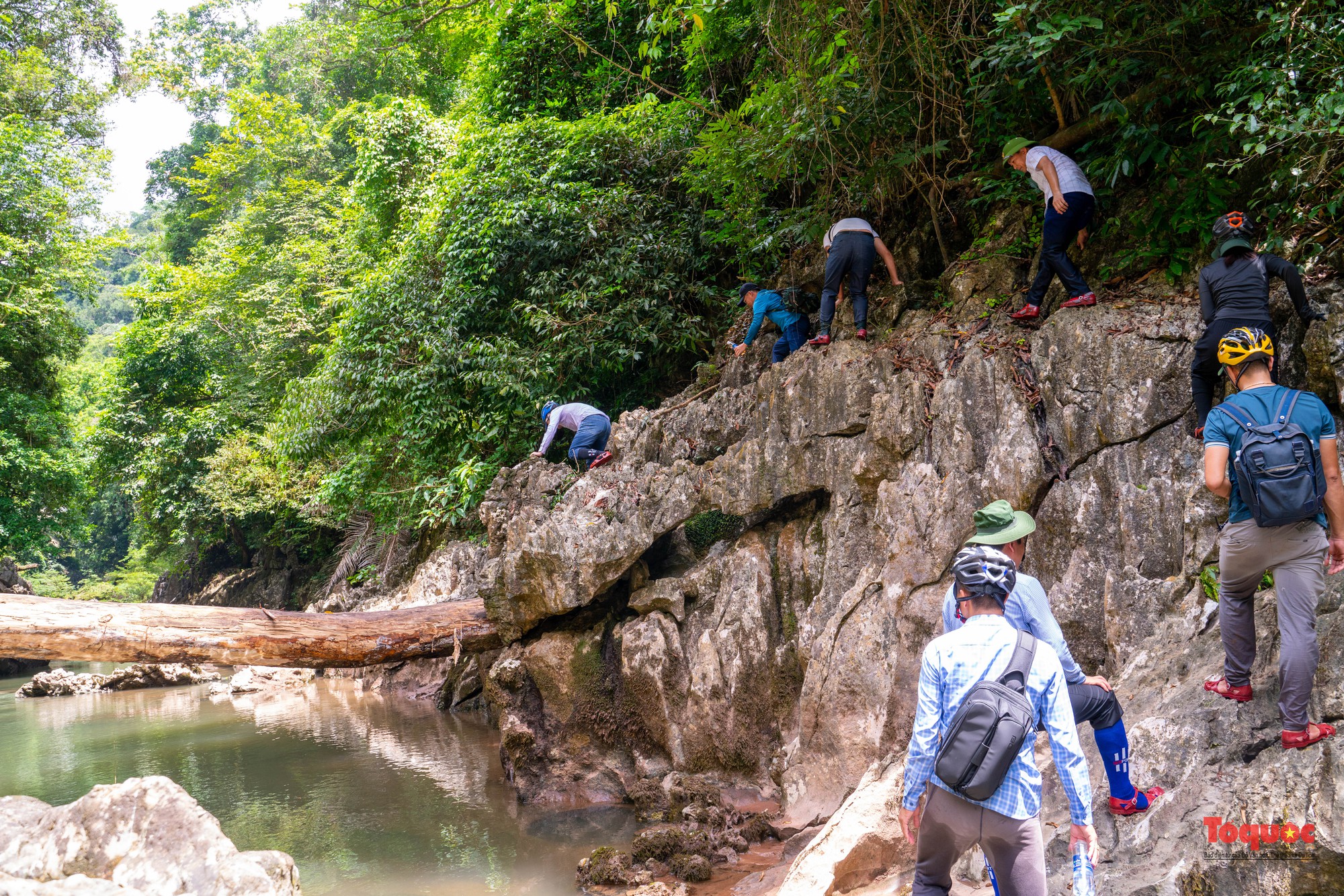 Băng rừng, lội suối khám phá hang Sơn Nữ - Ảnh 7.