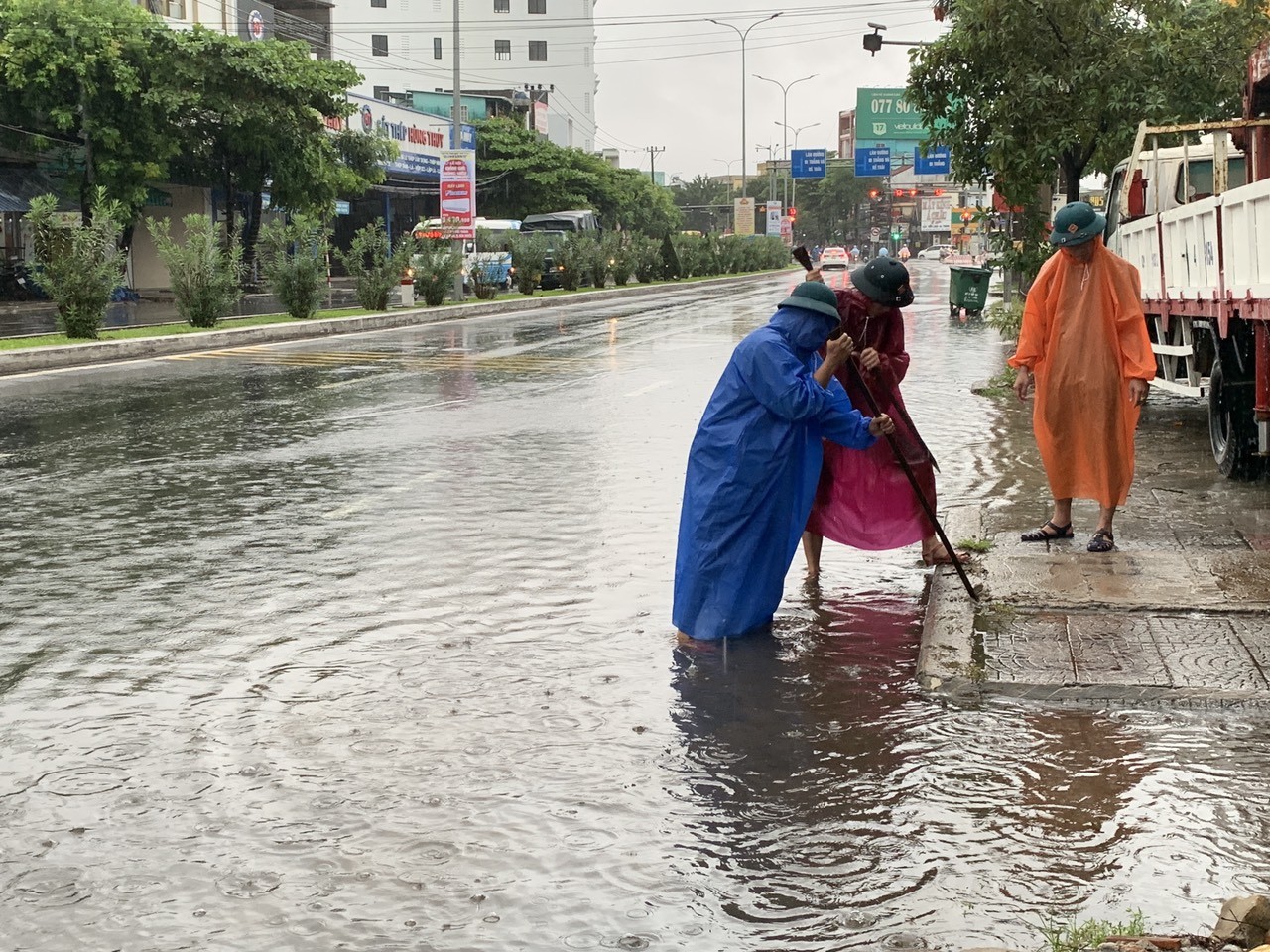 Áp thấp nhiệt đới hướng thẳng Đà Nẵng, mưa như trút nước, đường hóa thành sông - Ảnh 9.