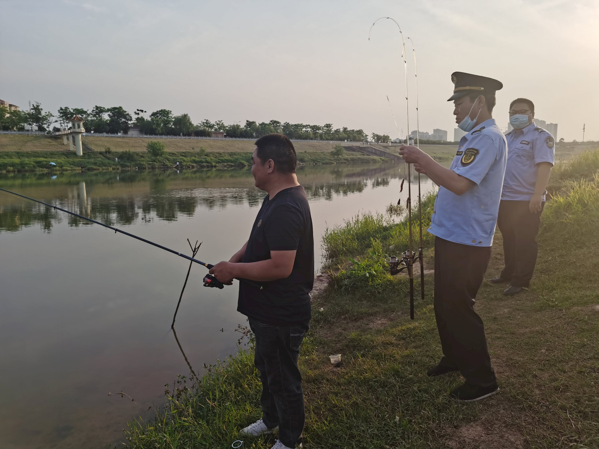 Dùng cá nhỏ làm “mồi câu”, 2 người đàn ông thu về hơn 40 kg cá sông nhưng bị cảnh sát phạt gần 40 triệu đồng: Nguyên nhân ít ai ngờ tới! - Ảnh 2.