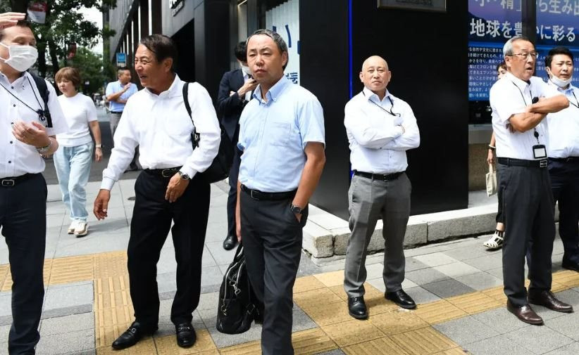 Vì sao nhân viên văn phòng mặc vest đen dần biến mất khỏi đường phố Nhật Bản? - Ảnh 1.