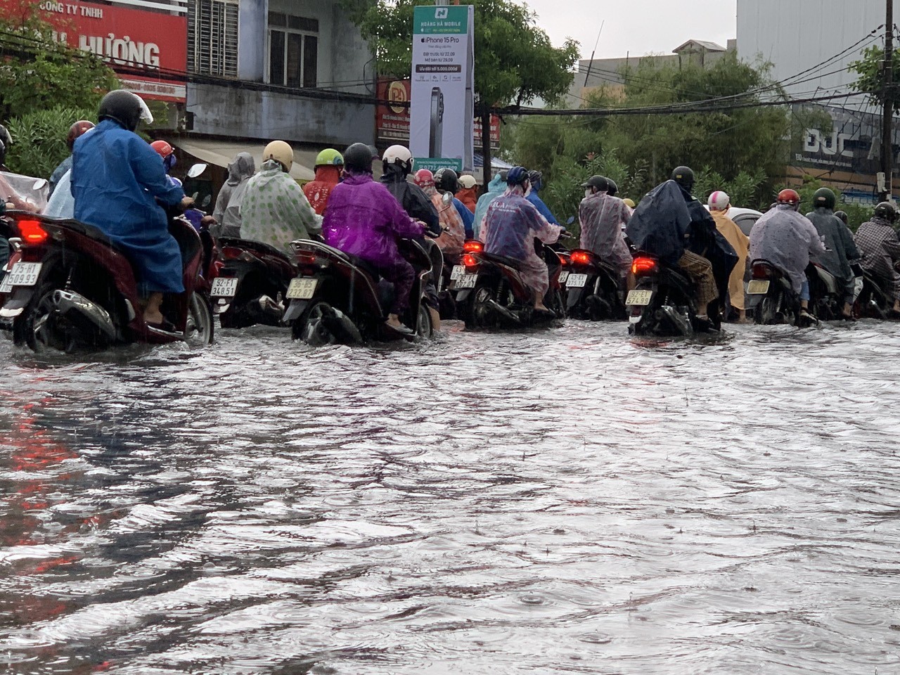 Áp thấp nhiệt đới hướng thẳng Đà Nẵng, mưa như trút nước, đường hóa thành sông - Ảnh 15.