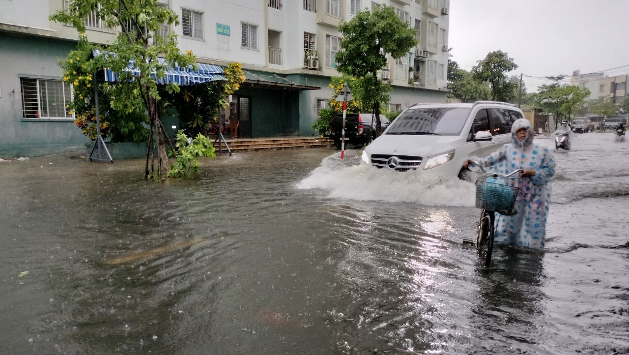 Áp thấp nhiệt đới hướng thẳng Đà Nẵng, mưa như trút nước, đường hóa thành sông - Ảnh 14.