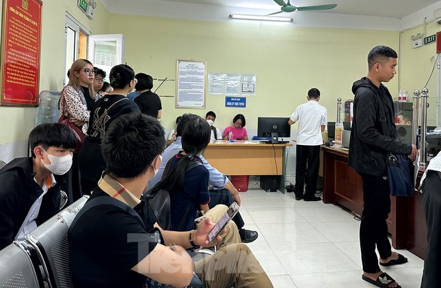 Quy trình thủ tục thay đổi, nhiều điểm đăng ký xe máy tại Hà Nội quá tải - Ảnh 2.