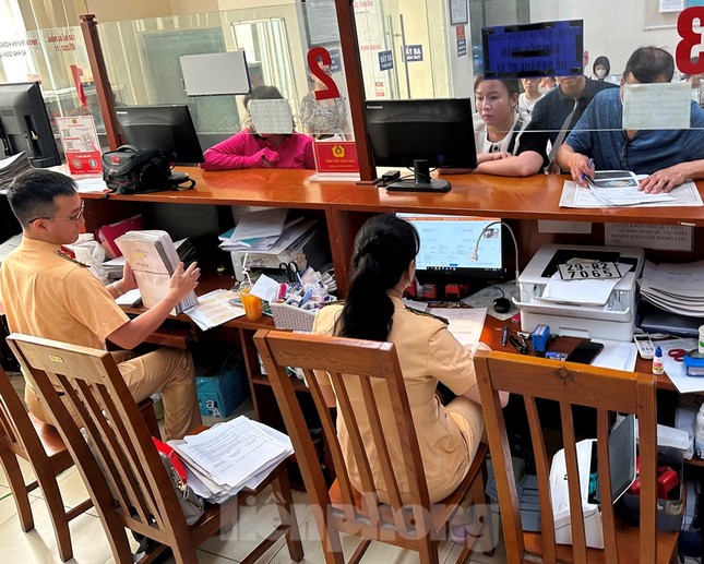 Quy trình thủ tục thay đổi, nhiều điểm đăng ký xe máy tại Hà Nội quá tải - Ảnh 6.