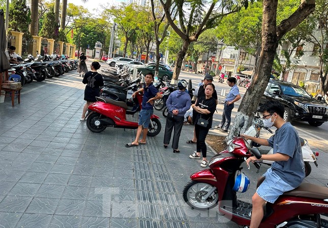 Quy trình thủ tục thay đổi, nhiều điểm đăng ký xe máy tại Hà Nội quá tải - Ảnh 7.