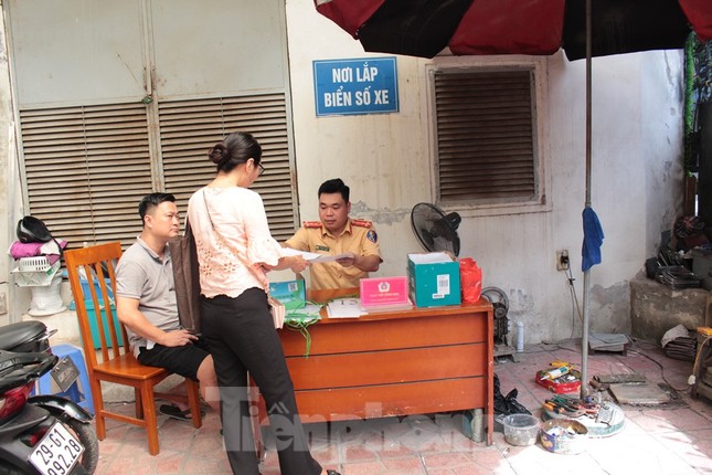 Quy trình thủ tục thay đổi, nhiều điểm đăng ký xe máy tại Hà Nội quá tải - Ảnh 9.