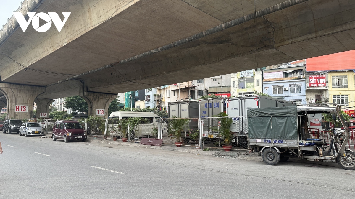Cận cảnh gầm cầu Hà Nội sắp không còn được tận dụng làm bãi trông xe - Ảnh 2.