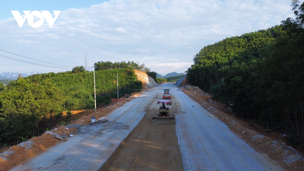 Hối hả thi công cao tốc Tuyên Quang - Phú Thọ sau khi được gộp giai đoạn 2 - Ảnh 8.