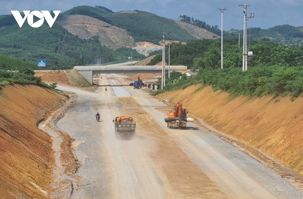 Hối hả thi công cao tốc Tuyên Quang - Phú Thọ sau khi được gộp giai đoạn 2 - Ảnh 1.