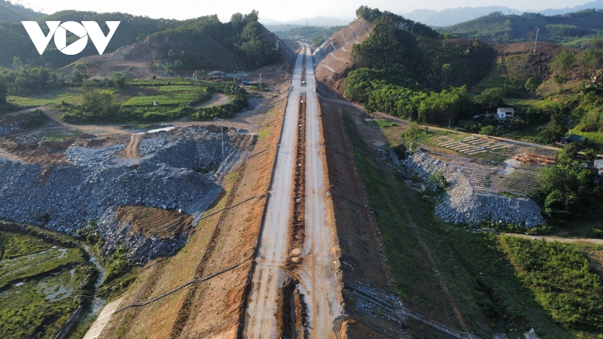 Hối hả thi công cao tốc Tuyên Quang - Phú Thọ sau khi được gộp giai đoạn 2 - Ảnh 22.