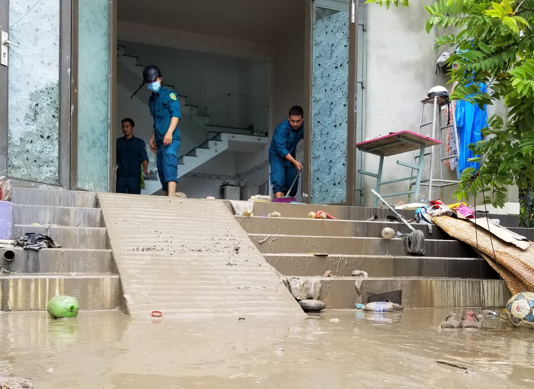 Cận cảnh bùn ùn ùn tràn vào nhà dân ở Đà Nẵng - Ảnh 2.