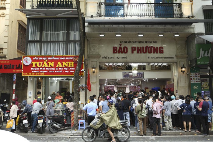 Hà Nội: Đi hơn 10km, xếp hàng chờ cả tiếng đồng hồ để mua bánh Trung thu - Ảnh 2.