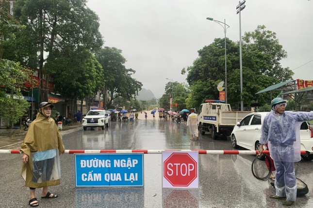 Nước lũ chạm nóc nhà, một thị trấn ở Nghệ An bị cô lập - Ảnh 9.