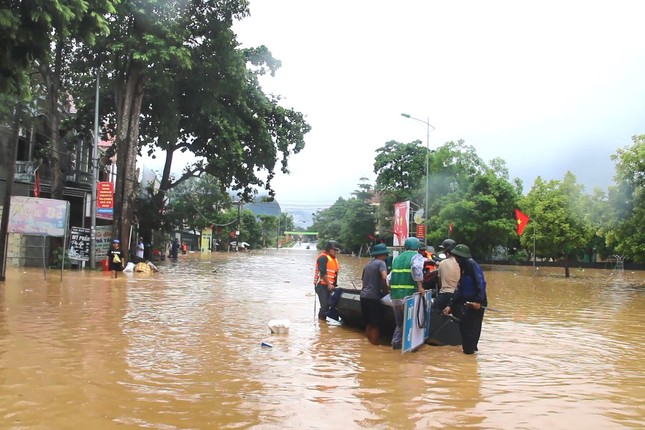Nước lũ chạm nóc nhà, một thị trấn ở Nghệ An bị cô lập - Ảnh 2.
