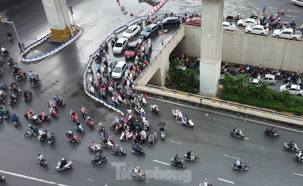 Xe máy nối đuôi nhau ngược chiều, nút giao Thanh Xuân vẫn rối loạn - Ảnh 7.